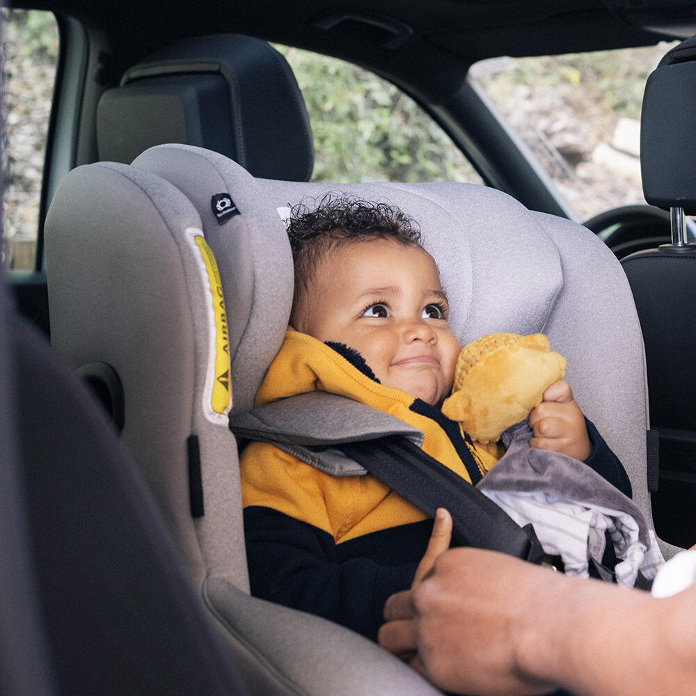 Comment habiller bébé pour le siège auto en hiver ?