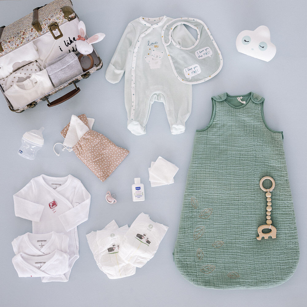 La Maman Enceinte Prépare Les Vêtements Pour Le Bébé