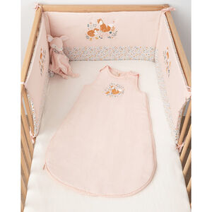 Un tour de lit bébé fille à fleurs parfait pour les demoiselles