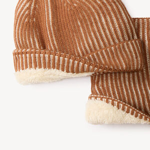 Ensemble bonnet à revers et snood à rayures contrastées 