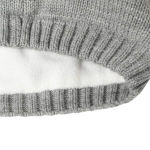 Bonnet en tricot et pompons en fausse fourrure 