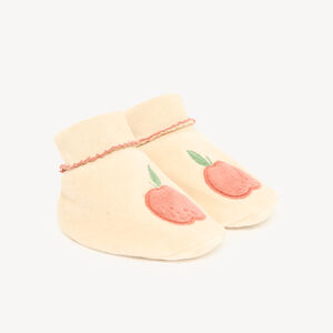 Chaussons de naissance velours motif pomme 