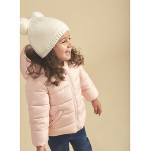Bonnet en tricot et pompons en fausse fourrure 