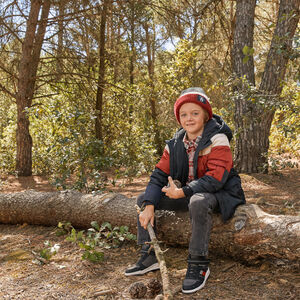 Bonnet en tricot côte avec patch fantaisie pour garçon  