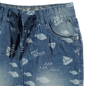 Bermuda en jean effet used à motifs poissons et bateaux all-over 