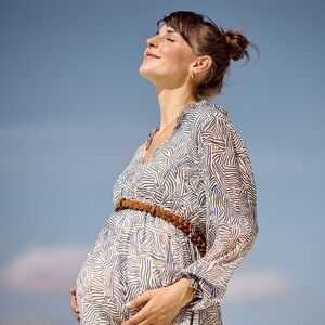 Robe manches longues ceinturée à imprimé abstrait pour femme 