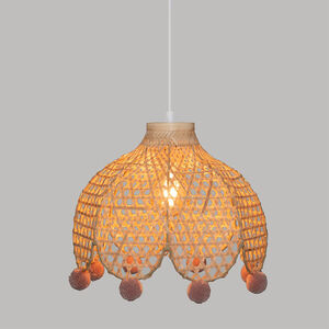 Suspension en bambou tressé avec pompons 