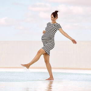 Robe de grossesse manches courtes moulante rayée 