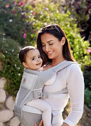 Marque de porte-bébé, une solution pratique et confortable pour porter son bébé sur elle lors de ses activités parentales quotidiennes.