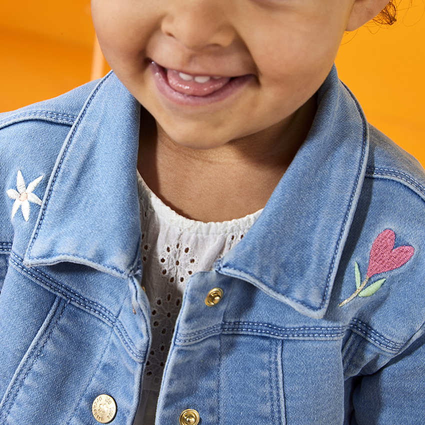 Veste effet jean avec broderies pour bébé fille 