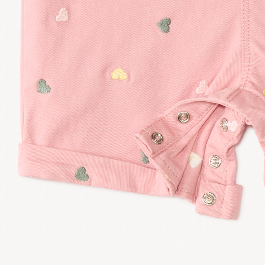Salopette courte en sergé broderie cœurs pour bébé fille 
