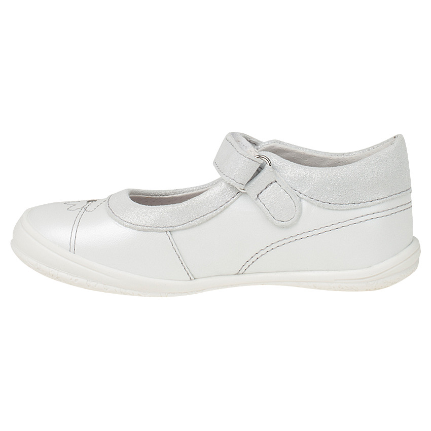 Babies blanches en cuir irisé avec fleurs et rivets 