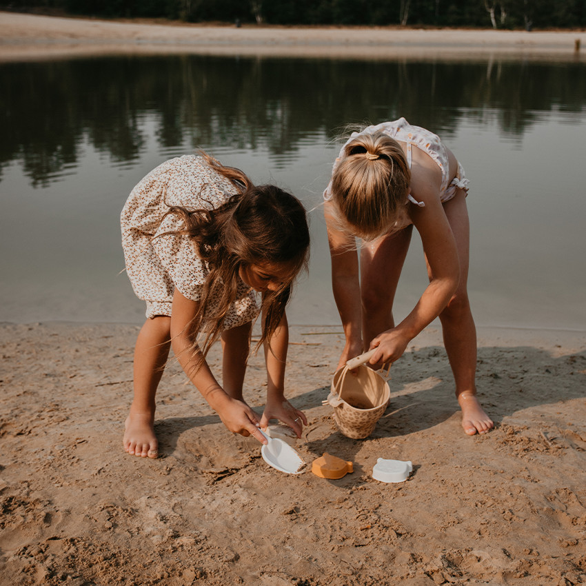 Seau de plage avec pelle et 3 moules en silicone Panthère sable 
