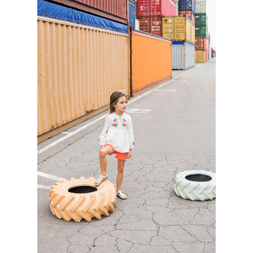 Short effet used avec fleurs brodées et finition frangée 