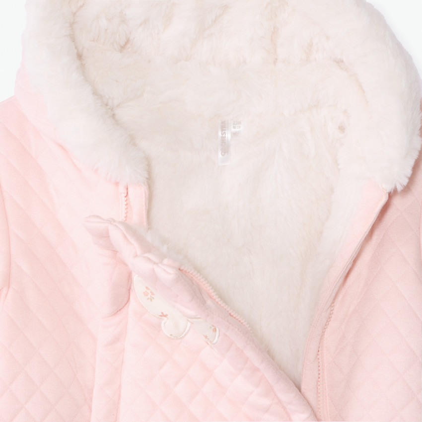 Combi-pilote uni rose en jersey matelassé pour bébé fille avec finitions différentes selon l'âge 