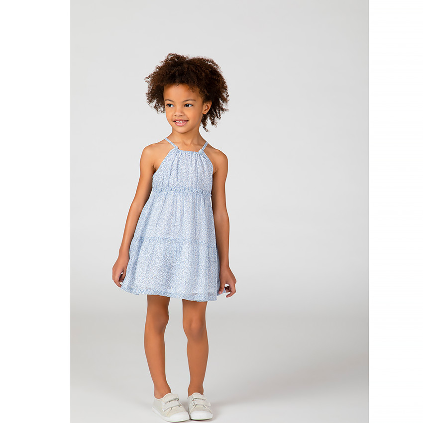 Fille en robe top courte