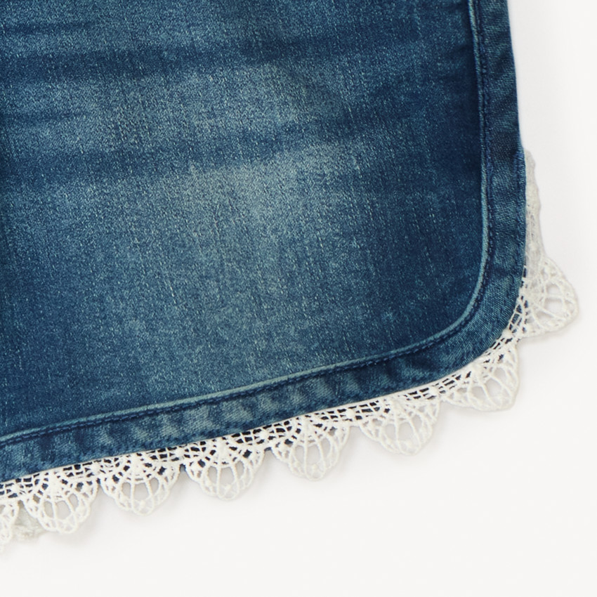 Short en jeans avec ceinture à nouée et détail en dentelles pour fille 
