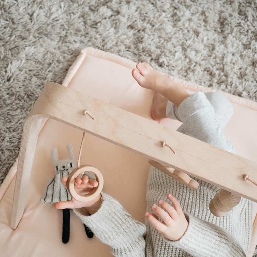 Arche d’éveil Naho avec jouets en bois Main Arche d’éveil Naho avec jouets en bois
