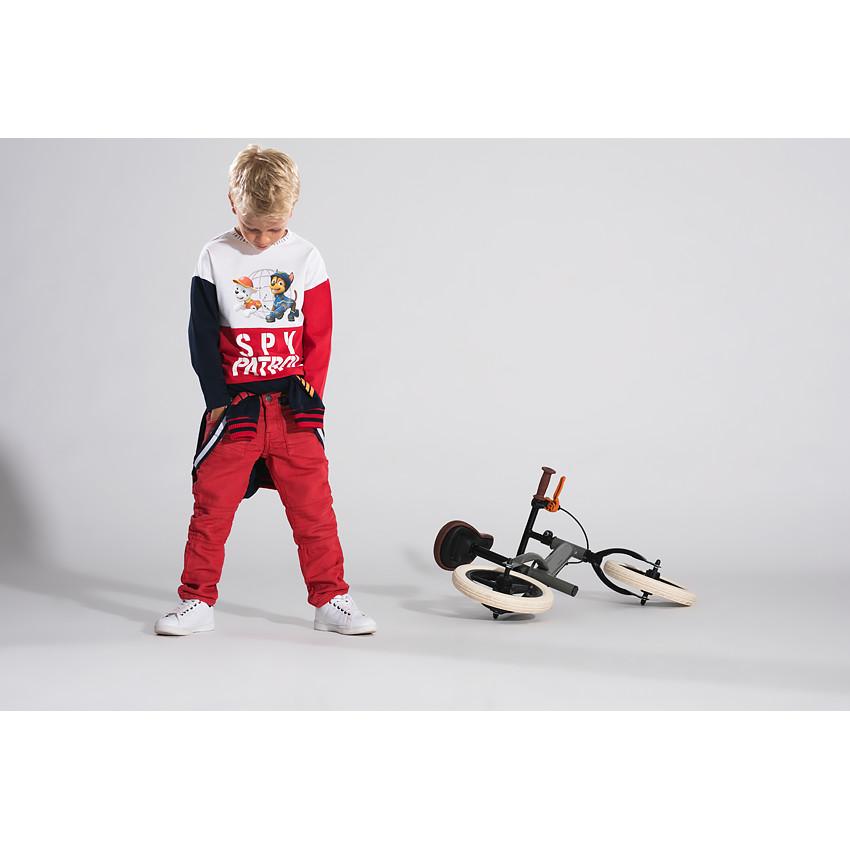 Pantalon en toile rouge effet used avec bretelles amovibles élastiquées 