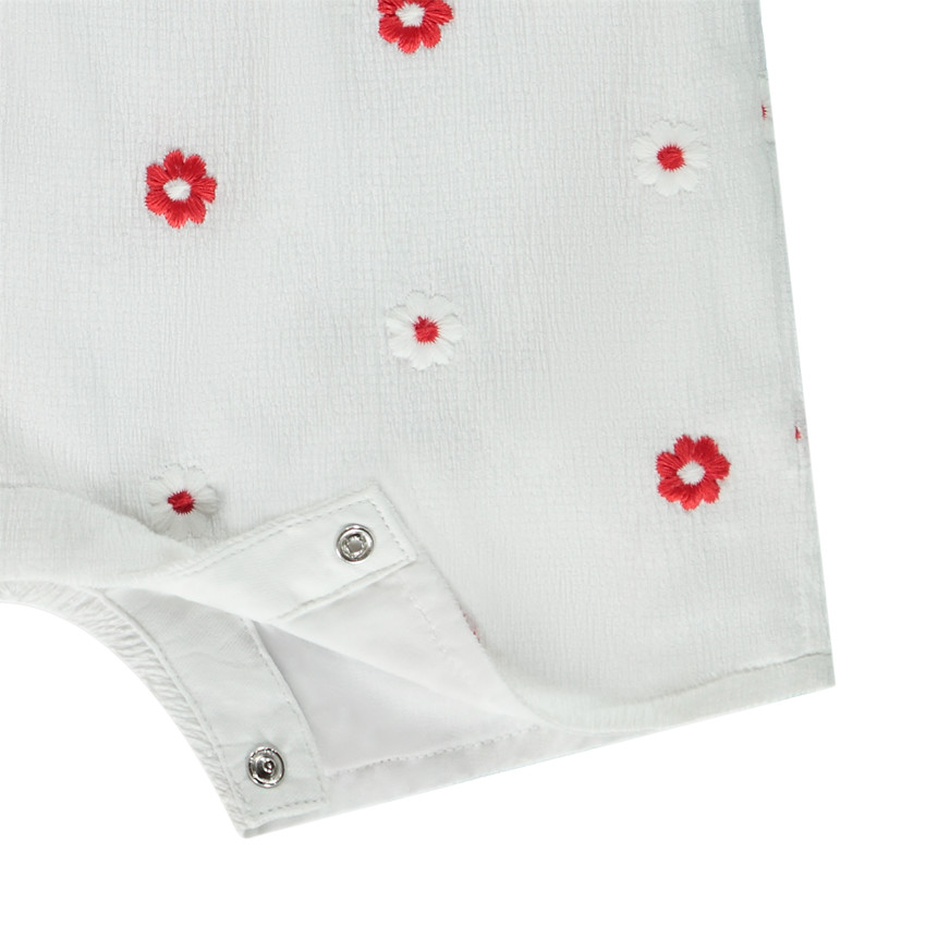 Combinaison courte brodée fleurs effet crépon pour bébé fille 