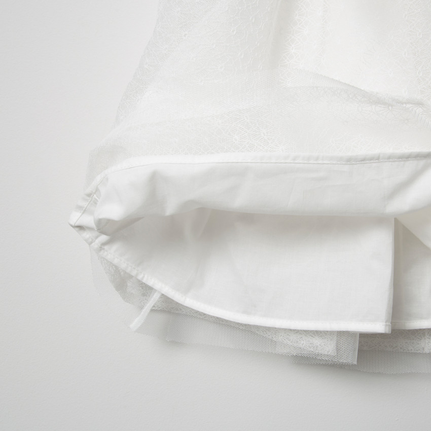 Robe de cérémonie à dentelle et coeur doré 