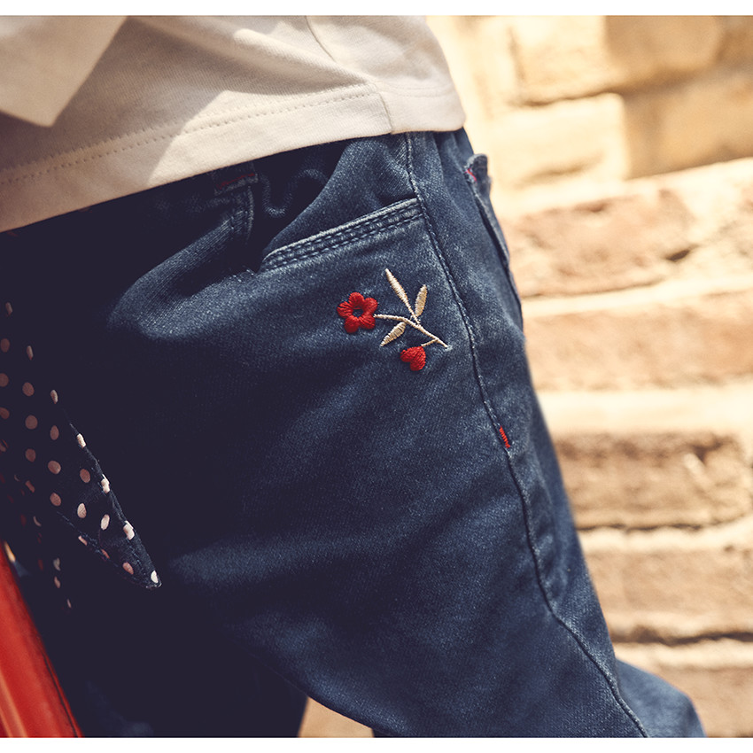 Jean avec ceinture et broderie pour bébé fille 