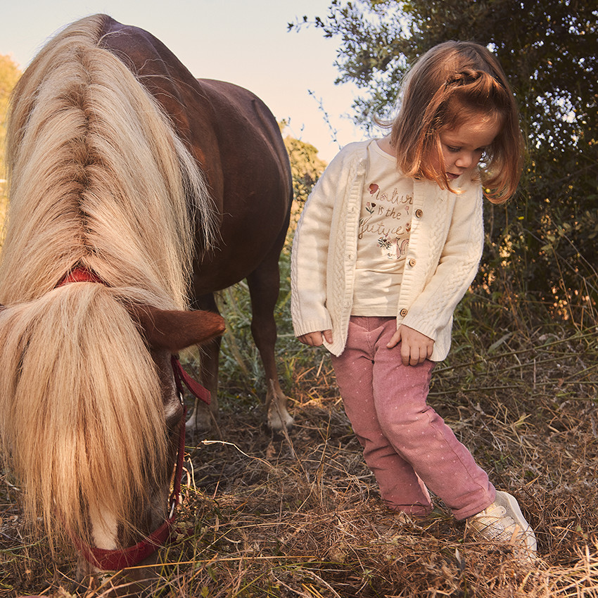 Gilet en tricot torsadé fantaisie forme poncho pour bébé fille 