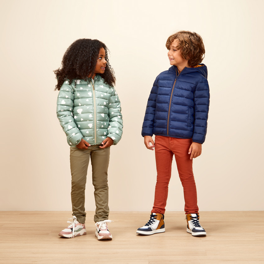 Doudoune légère à capuche imprimé cœurs pour fille 