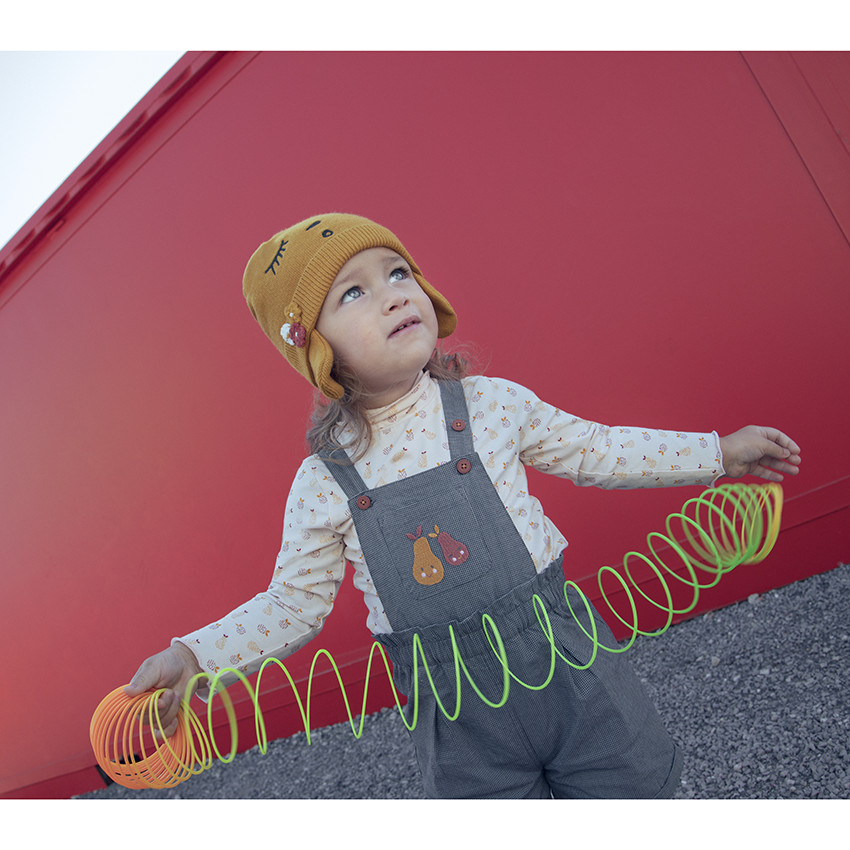 Bonnet en tricot à détails brodés pour bébé fille 