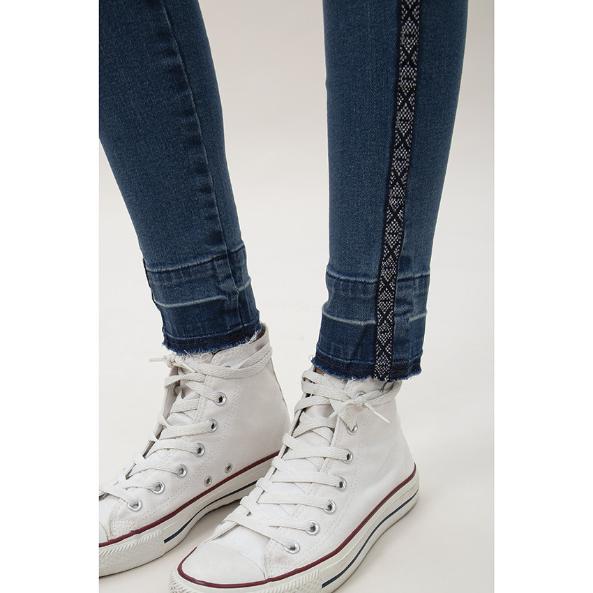 Jean de grossesse slim effet used à bandes imprimées appliquées 