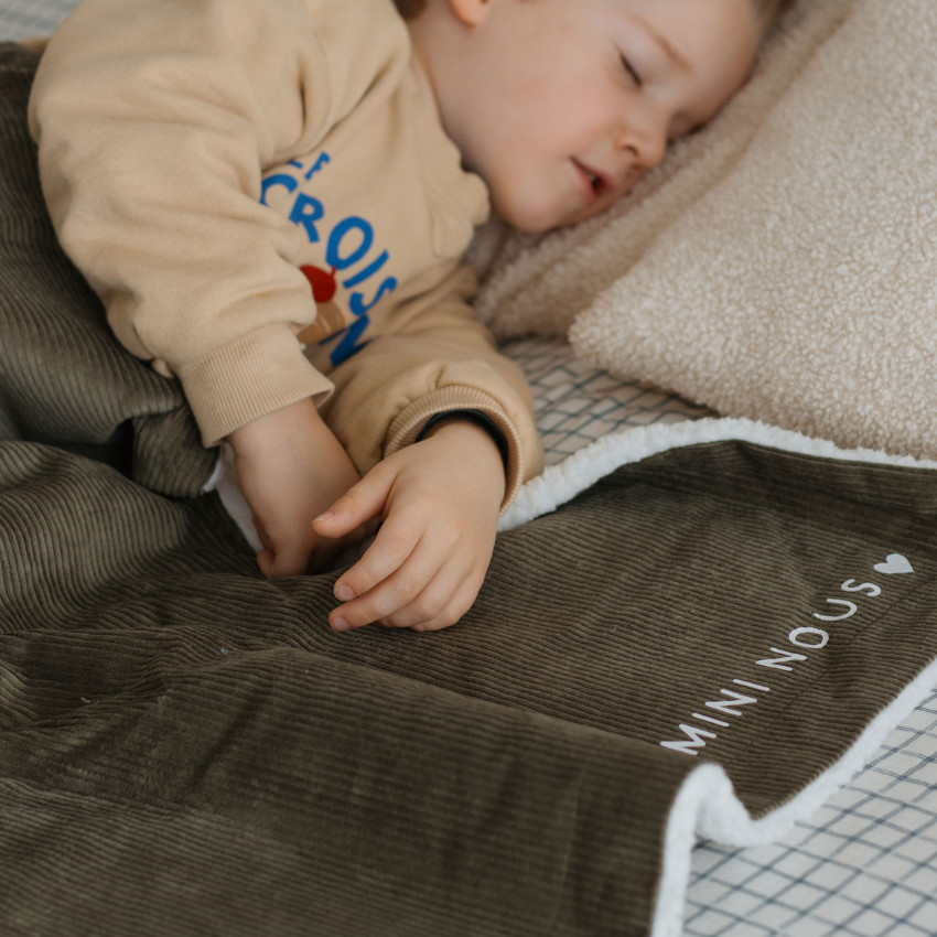 Couverture en velours côtelé 70 x 90 cm "Mini nous" kaki 