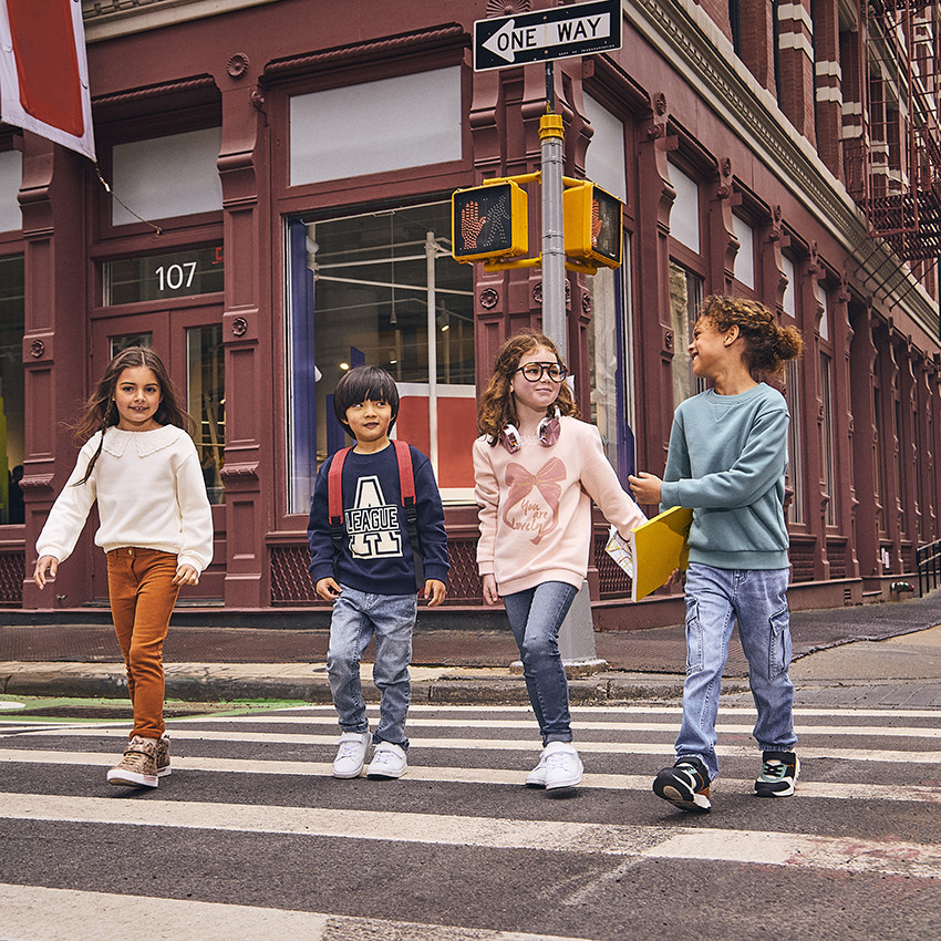 Sweat avec col claudine en broderie anglaise pour fille 