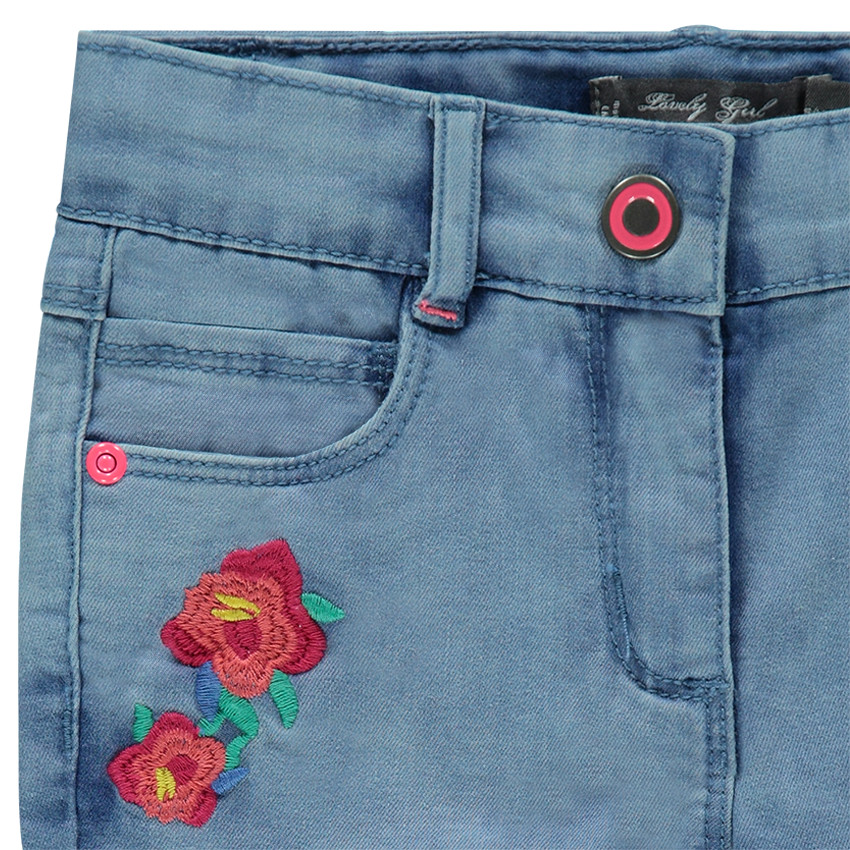 Corsaire en jeans effet used avec broderies fantaisie 