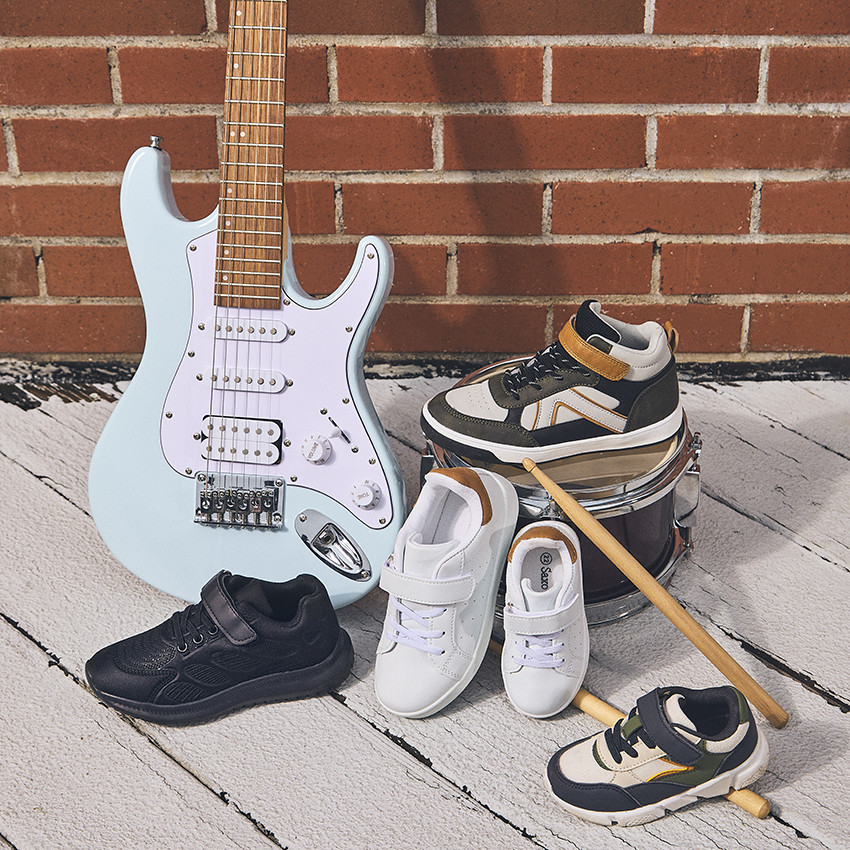 Baskets de sport basse avec empiècements colorés pour garçon  