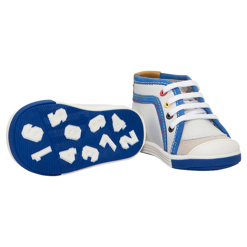 Bottillons en cuir avec empiècements contrastés. 