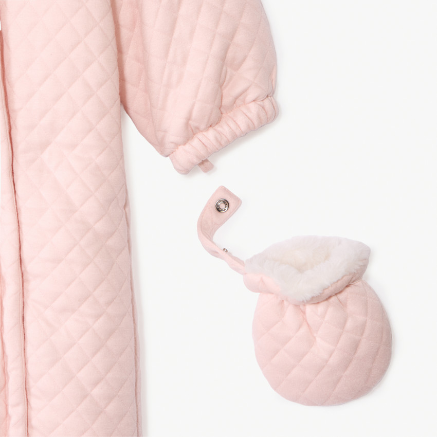 Combi-pilote uni rose en jersey matelassé pour bébé fille avec finitions différentes selon l'âge 