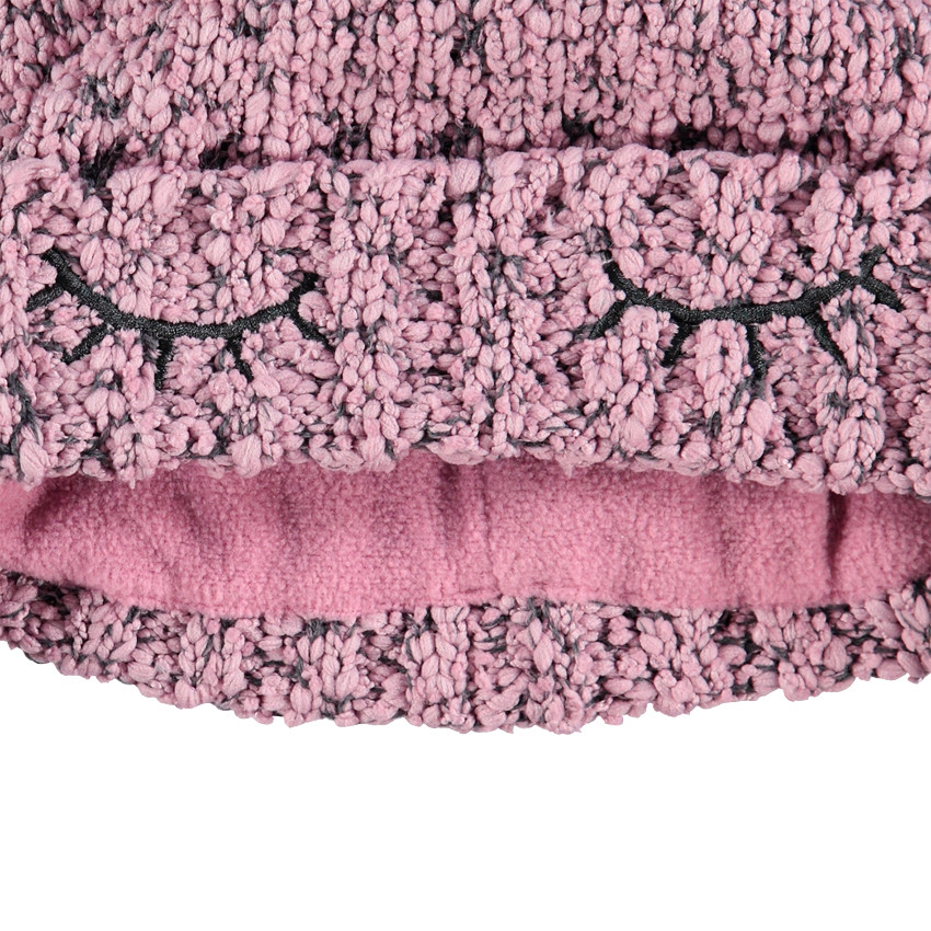 Bonnet péruvien en tricot avec détails brodés et pompon 