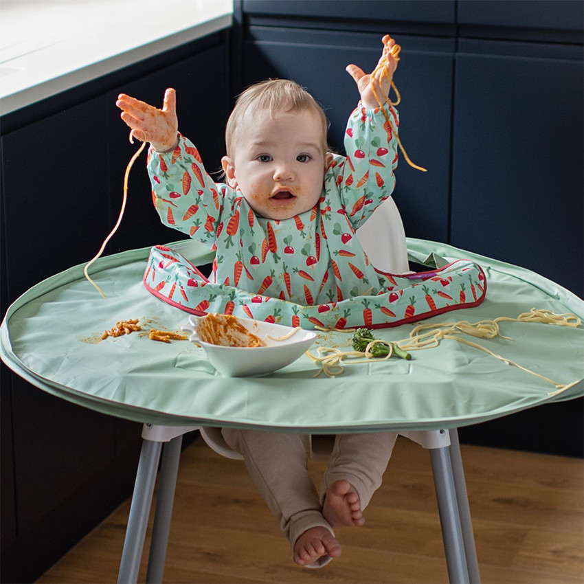 Kit bavoir et plateau imperméable imprimé carottes/vert cendré 