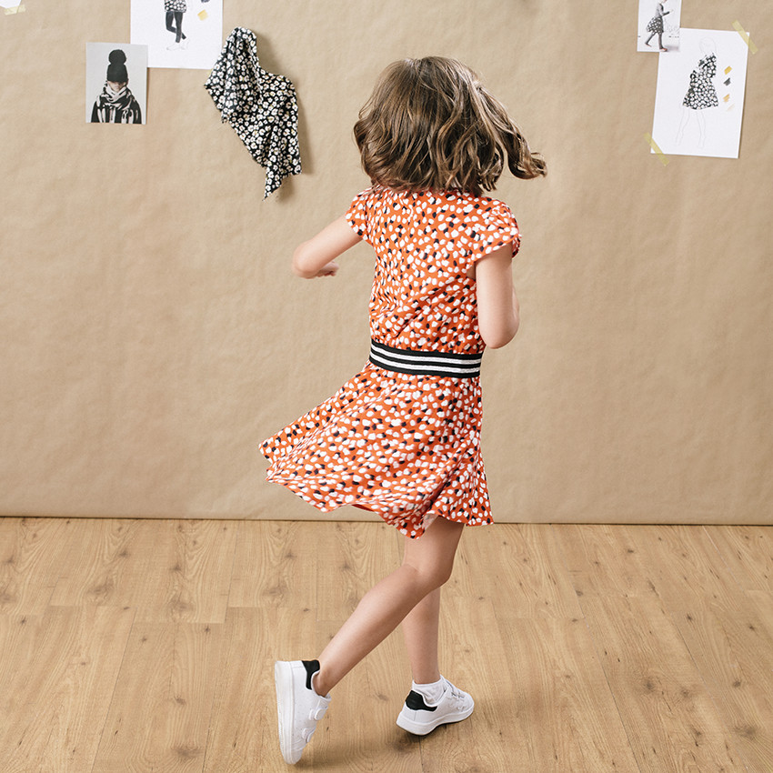 Robe manches courtes à imprimé graphique et taille élastiquée 