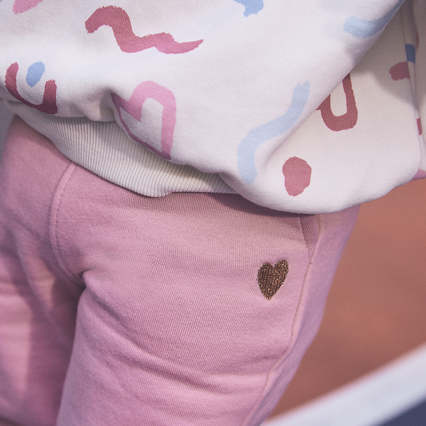 Jogging molleton à cœur brodé en lurex pour bébé fille 