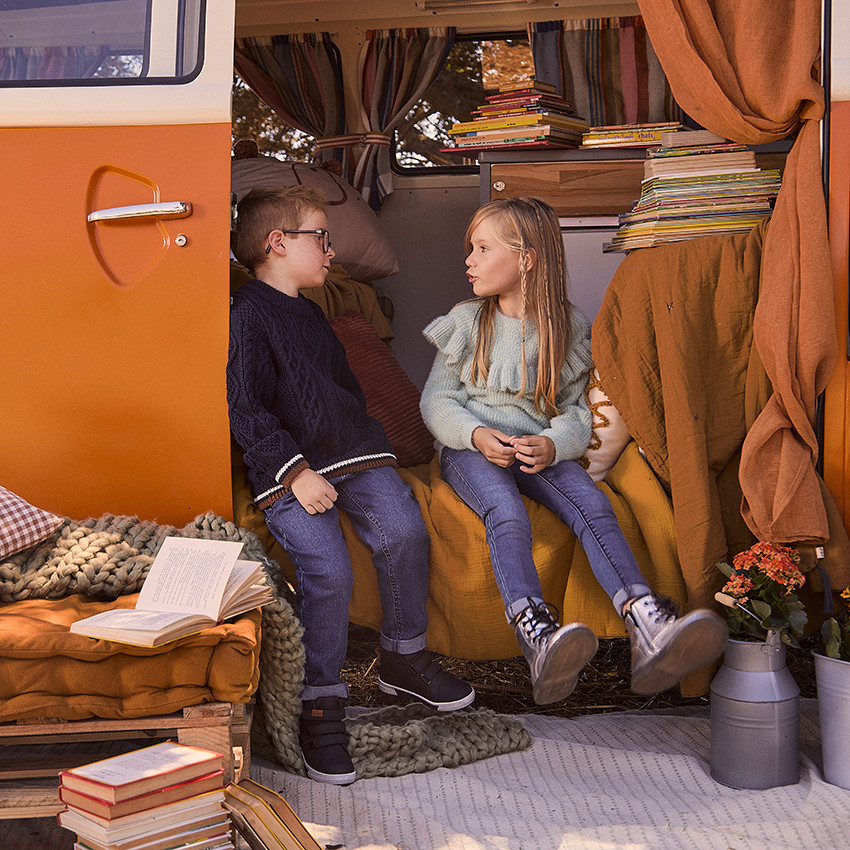 Pull en tricot côte uni avec empiècement volanté pour fille 