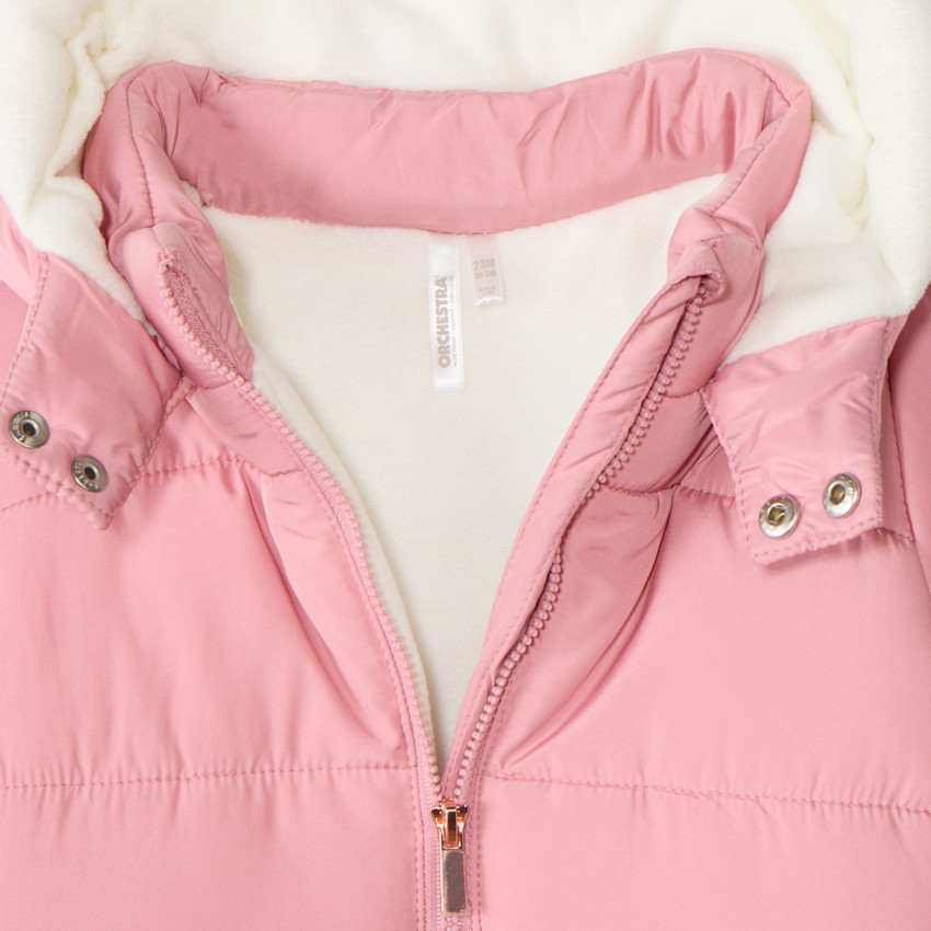 Combi-pilote matelassée pour bébé fille avec finitions différentes selon l'âge 