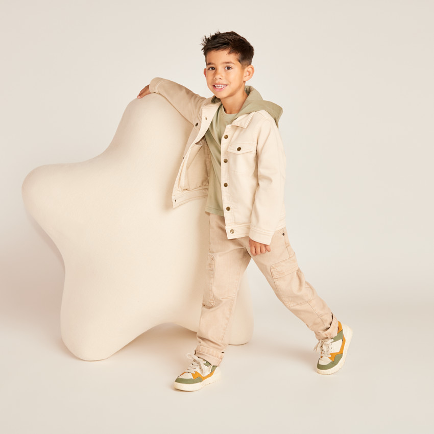 Jean droit teint à poches cargo pour garçon 