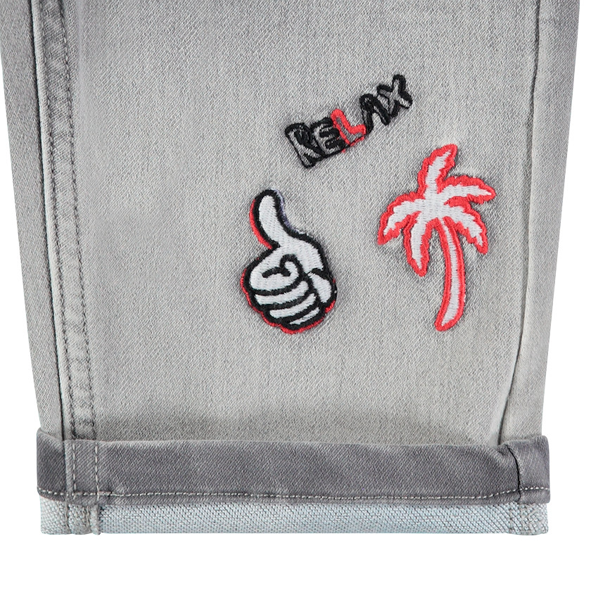 Bermuda en jeans effet used avec effet tacheté et badges fantaisie Main Bermuda en jeans effet used avec effet tacheté et badges fantaisie