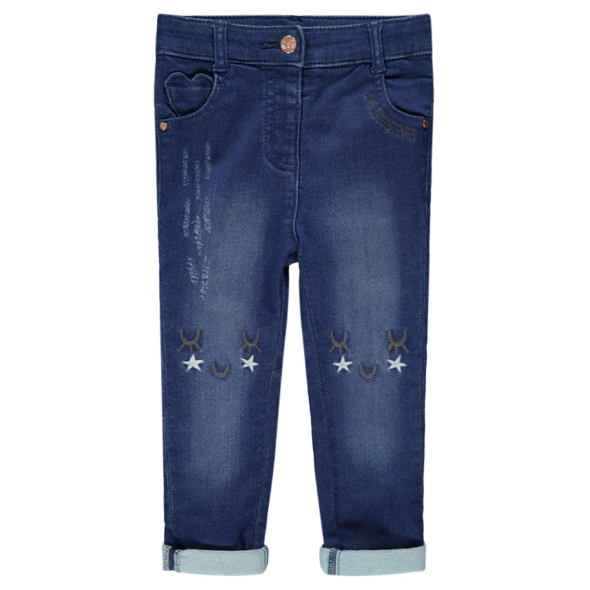 Jeans effet used avec broderies sur les genoux 