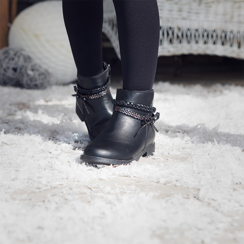 Bottines noires effet cuir avec tresse et noeud à la cheville