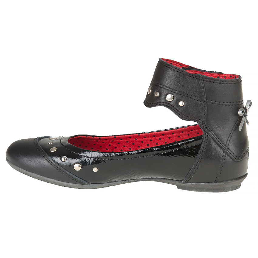 Babies noires vernies en cuir avec bride et rivets 