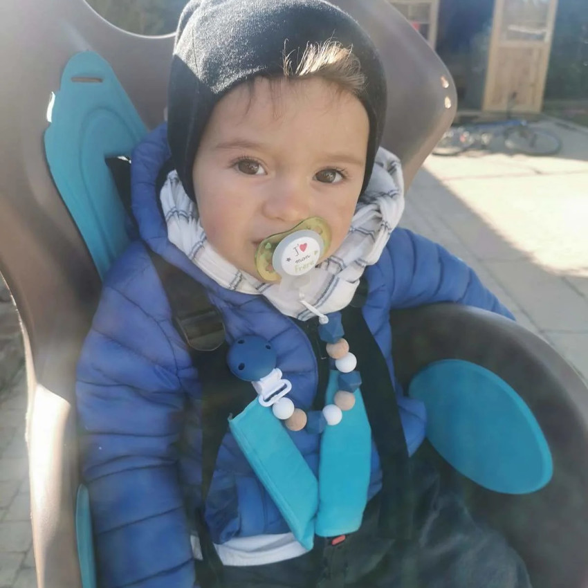 Attache-sucette en bois et silicone bleu marine 