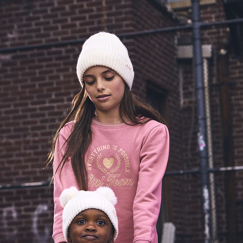 Bonnet en tricot avec pompons pour bébé fille 