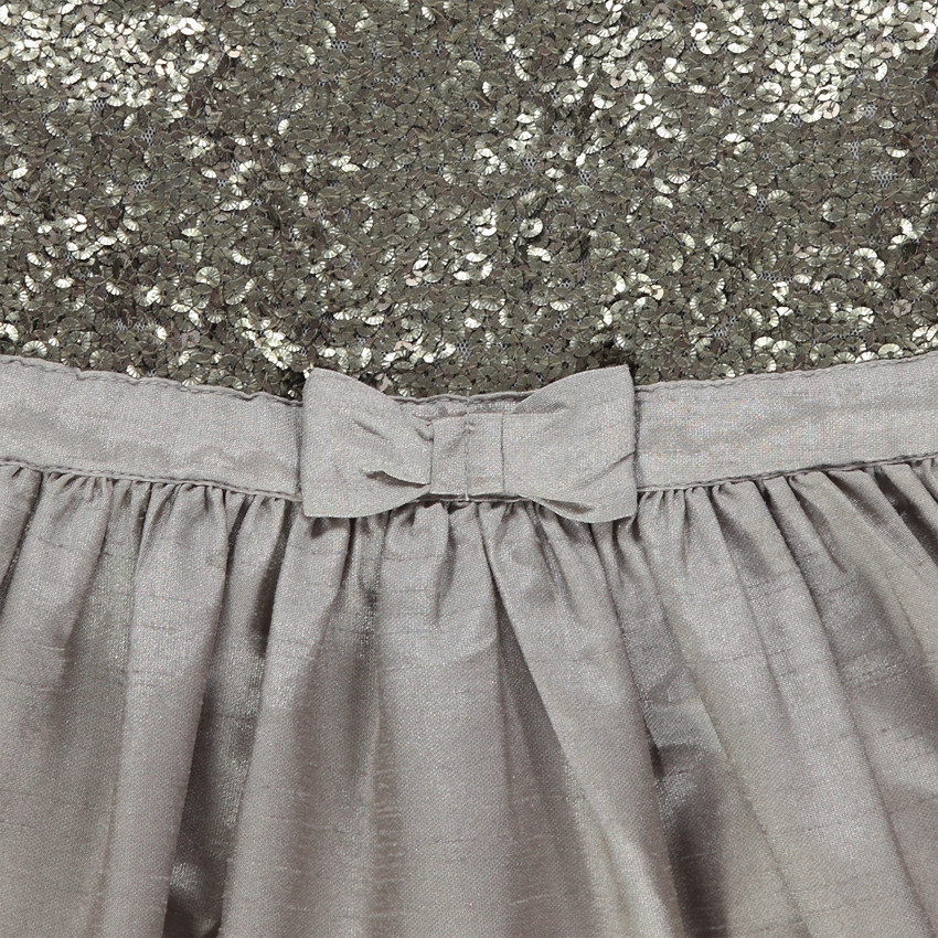 Robe effet satiné avec noeud et sequins 